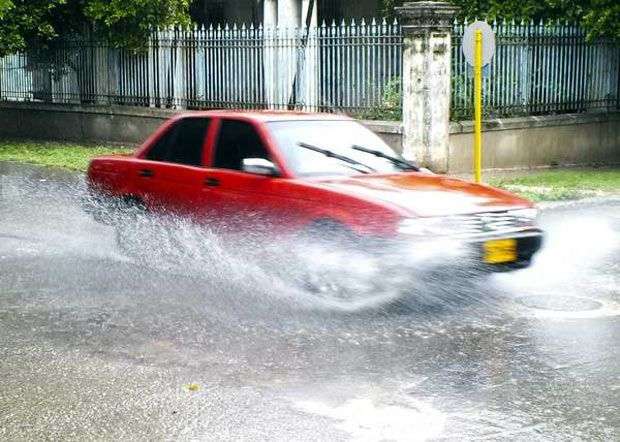 lluvia-carro-foto-abelrojas