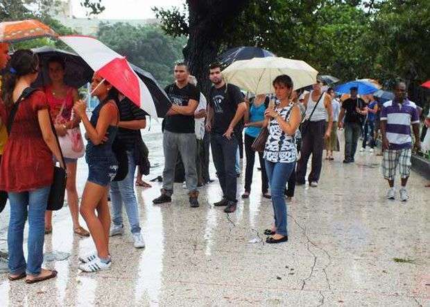 lluvia-sombrillas-paradaomnibus-foto-abelrojas