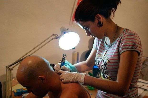 Daniela, una de las pocas tatuadoras cubanas