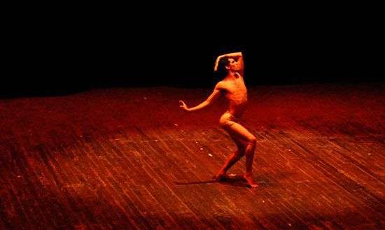 El bailarín René Montes de Oca en La muerte del hombre/Foto: Yuris Nórido