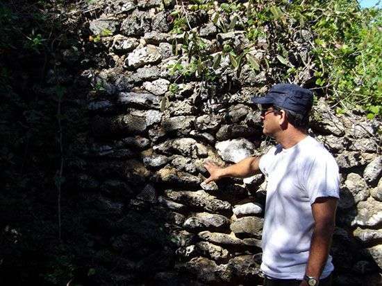 Muro que separaba el cementerio y la estación de cuarentena de la población.