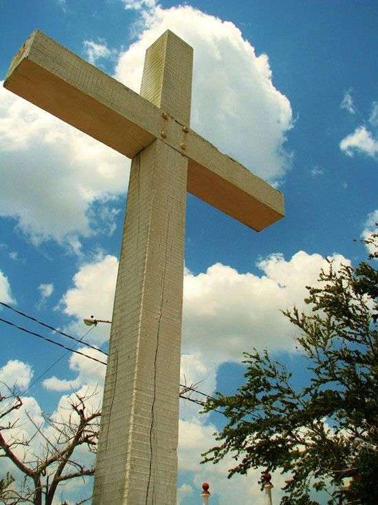 La cruz que vemos hoy fue construida de Caguairán, como la original de 1790La cruz que vemos hoy fue construida de Caguairán, como la original de 1790